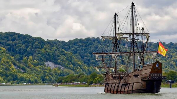 Un galeón con la bandera de España - Sputnik Mundo