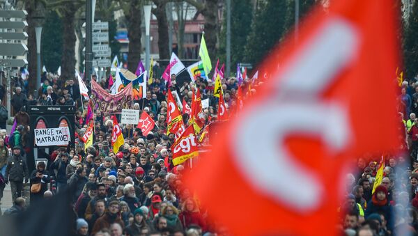 Los franceses continúan protestando contra la reforma de las pensiones - Sputnik Mundo