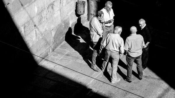 Grupo de ancianos discute en un corrillo - Sputnik Mundo