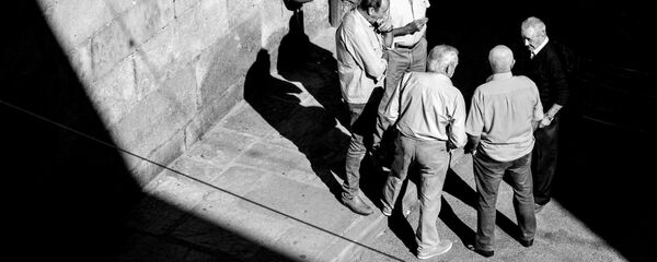 Grupo de ancianos discute en un corrillo - Sputnik Mundo