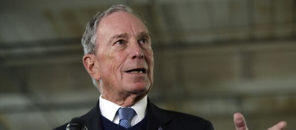 El potencial candidato presidencial demócrata Michael Bloomberg habla con los medios de comunicación El potencial candidato presidencial demócrata Michael Bloomberg habla con los medios de comunicación - Sputnik Mundo