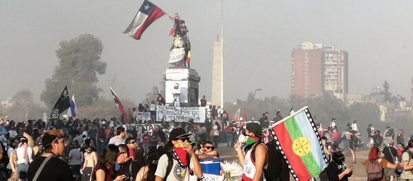Manifestantes en la Plaza de la Dignidad, Santiago de Chile Manifestantes en la Plaza de la Dignidad, Santiago de Chile - Sputnik Mundo