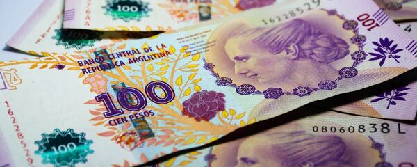 Billetes de cien pesos argentinos - Sputnik Mundo