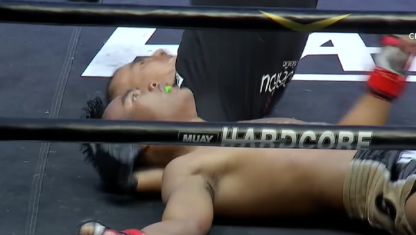 Un árbitro salva a un luchador de un aparatoso golpe en la cabeza - Sputnik Mundo