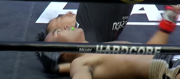 Un árbitro salva a un luchador de un aparatoso golpe en la cabeza - Sputnik Mundo