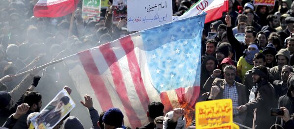 Queman una bandera de EEUU en una manifestación en Irán - Sputnik Mundo