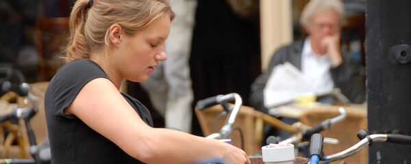 Camarera trabajando - Sputnik Mundo