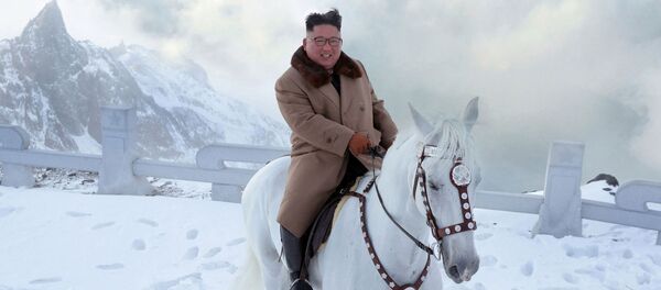 Kim Jong-un montado sobre un corcel blanco - Sputnik Mundo