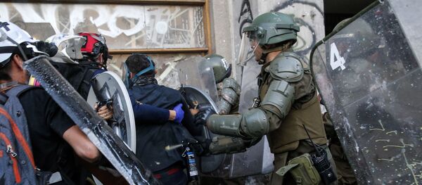 Carabineros durante una protesta en Santiago, Chile - Sputnik Mundo
