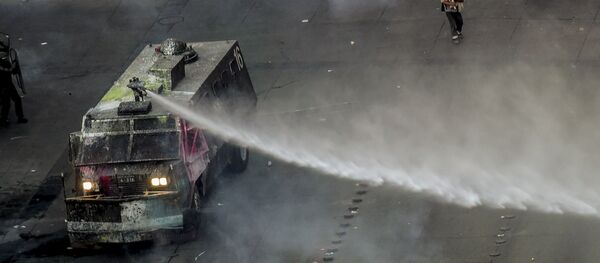 Carro lanzaguas durante las protestas en Chile - Sputnik Mundo