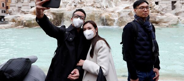 Turistas con tapabocas sacan un selfie en Roma, Italia - Sputnik Mundo