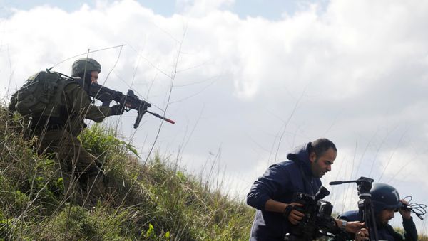 Un soldado israelí apuntando un fusil Un soldado israelí apuntando un fusil - Sputnik Mundo