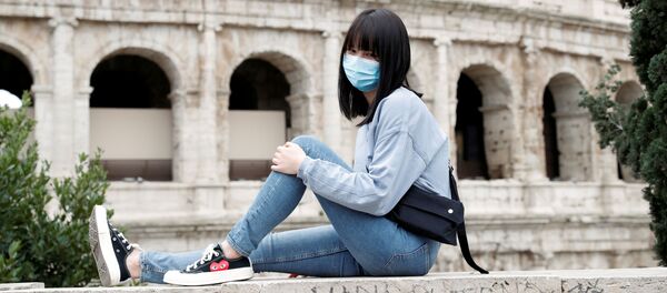 Una chica con mascarilla posa en el Coliseo  - Sputnik Mundo