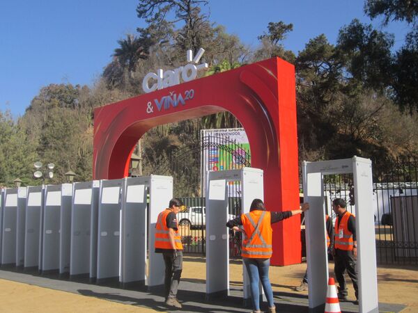 Viña del Mar: el Festival comienza con inéditas medidas de seguridad y un Anti Festival en los cerros Viña del Mar: el Festival comienza con inéditas medidas de seguridad y un Anti Festival en los cerros - Sputnik Mundo