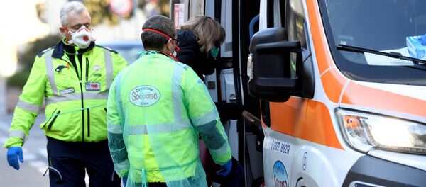 El personal médico y una ambulancia italiana - Sputnik Mundo