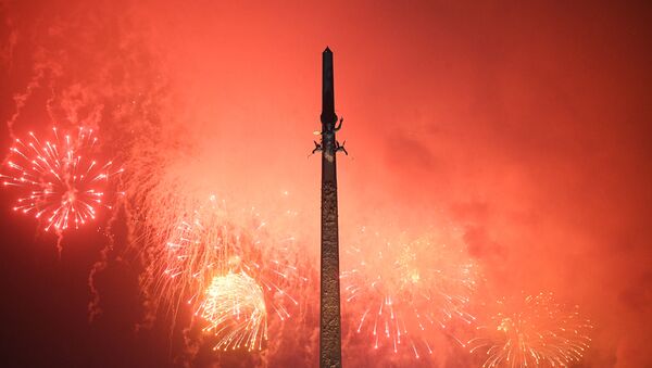 Fuegos artificiales en la colina Poklónnaya - Sputnik Mundo