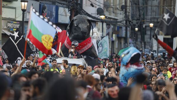 Pasacalles con Perro Matapacos en la calle Valparaíso   - Sputnik Mundo