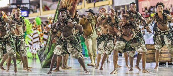Membros da escola de samba Acadêmicos do Cubango durante desfile da Série A do Carnaval do Rio de Janeiro de 2020. - Sputnik Mundo