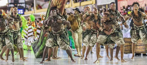 Membros da escola de samba Acadêmicos do Cubango durante desfile da Série A do Carnaval do Rio de Janeiro de 2020. Membros da escola de samba Acadêmicos do Cubango durante desfile da Série A do Carnaval do Rio de Janeiro de 2020. - Sputnik Mundo