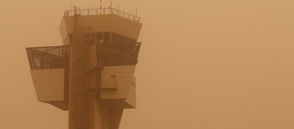Una torre de control durante una tormenta de arena que se desató en el norte de África y llegó a las islas Canarias - Sputnik Mundo