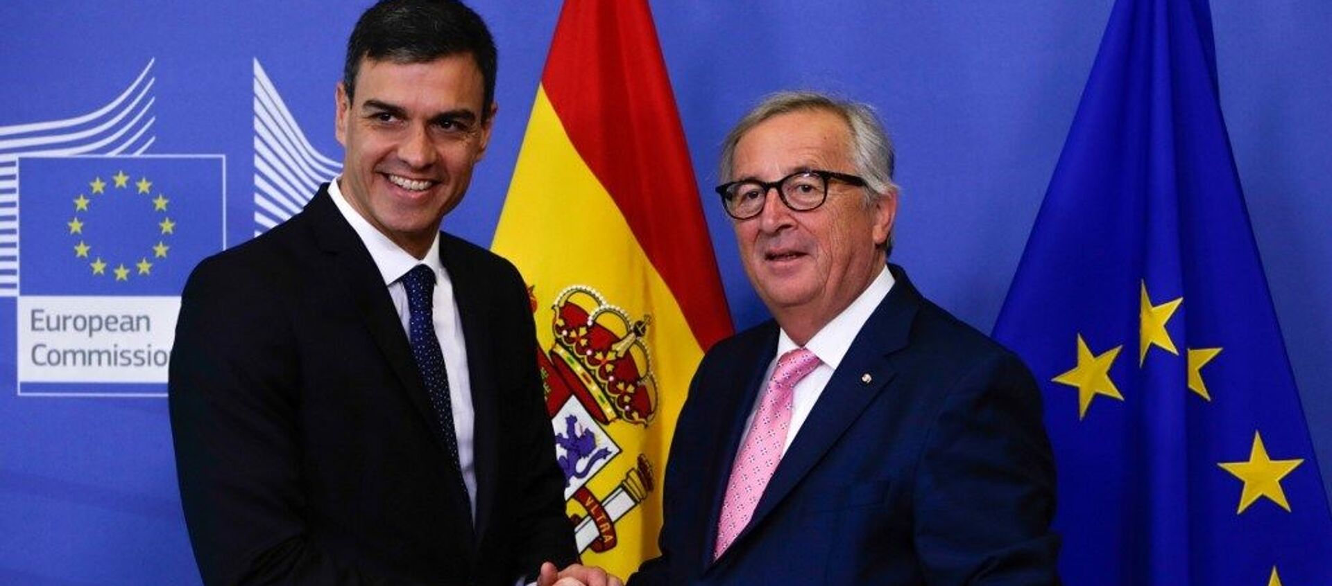Pedro Sánchez y Jean-Claude Juncker Pedro Sánchez y Jean-Claude Juncker - Sputnik Mundo, 1920, 24.02.2020