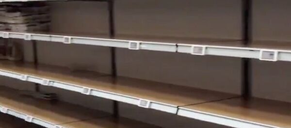 Unas góndolas vacías en un supermercado en Milán Unas góndolas vacías en un supermercado en Milán - Sputnik Mundo