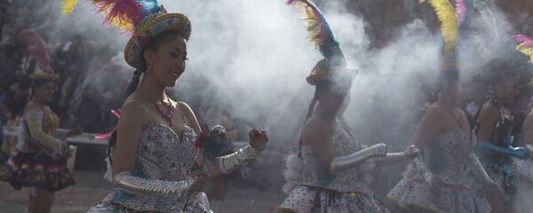 Bailarinas durante la edición 2020 del Carnaval de Oruro, el más popular de Bolivia - Sputnik Mundo