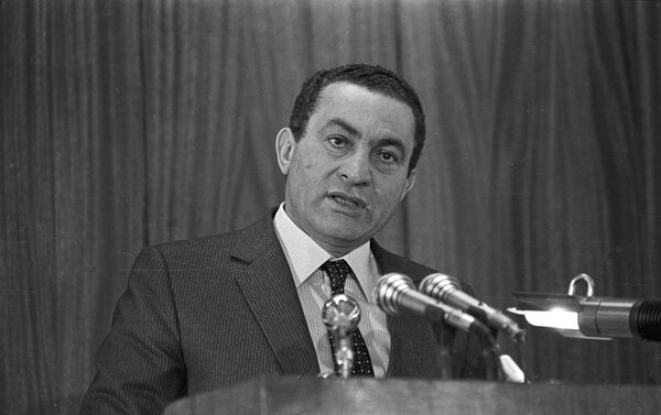 Hosni Mubarak pronuncia un discurso en la Academia de Policía de El Cairo en 1985 Hosni Mubarak pronuncia un discurso en la Academia de Policía de El Cairo en 1985 - Sputnik Mundo