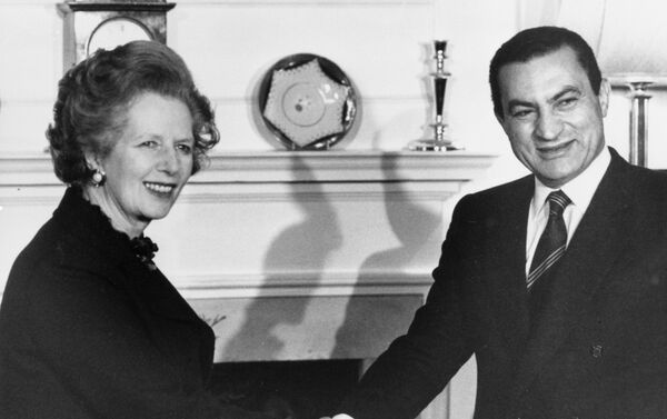 Hosni Mubarak y la primera ministra británica, Margaret Thatcher Hosni Mubarak y la primera ministra británica, Margaret Thatcher - Sputnik Mundo