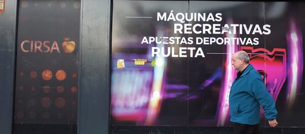Un hombre pasa por delante de salón de apuestas en Vallecas, Madrid. - Sputnik Mundo