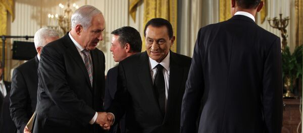 El primer ministro israelí, Benjamín Netanyahu, junto al expresidente egipcio Hosni Mubarak (archivo) El primer ministro israelí, Benjamín Netanyahu, junto al expresidente egipcio Hosni Mubarak (archivo) - Sputnik Mundo