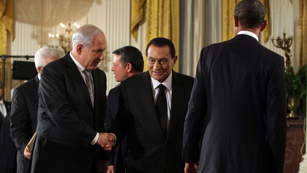 El primer ministro israelí, Benjamín Netanyahu, junto al expresidente egipcio Hosni Mubarak (archivo) - Sputnik Mundo