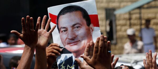 Los partidarios de Hosni Mubarak sostienen su cartel para celebrar su liberación frente a la puerta principal de la prisión de Tora, en las afueras de El Cairo - Sputnik Mundo