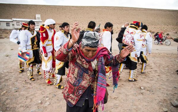 Habitantes preparándose para celebración del Carnaval con trajes típicos. - Sputnik Mundo