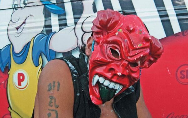 Hombre con máscara de diablo. - Sputnik Mundo