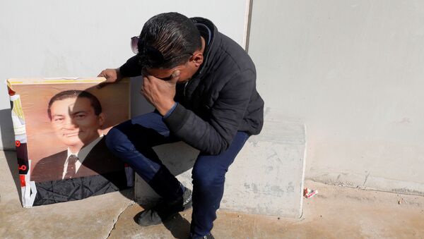 Uno de los simpatizantes del expresidente egipcio Hosni Mubarak - Sputnik Mundo