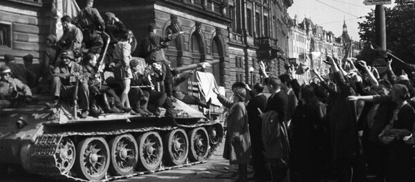 Los residentes de Praga saludan a las tropas soviéticas (1945) - Sputnik Mundo