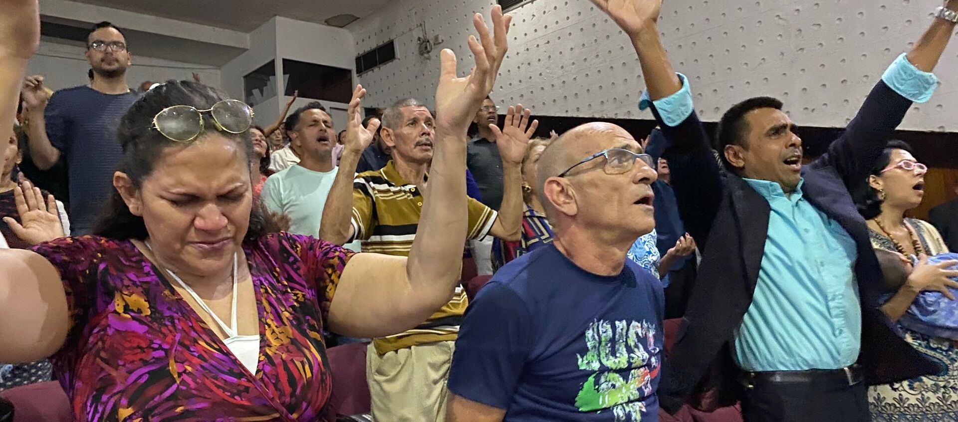 Varios fieles participan del culto de domingo en el Centro Cristiano Imperial del barrio de La Candelaria en Caracas - Sputnik Mundo, 1920, 27.02.2020