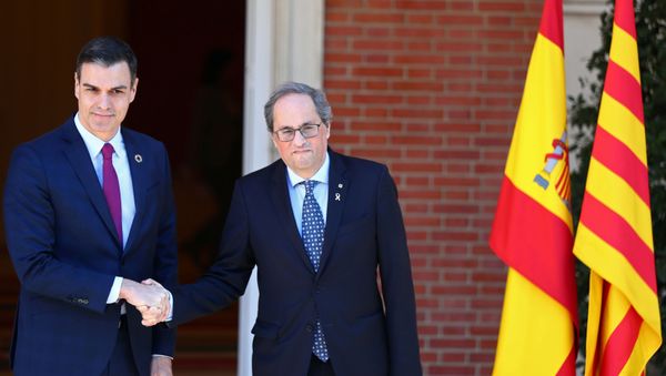 El presidente del Gobierno español, Pedro Sánchez, y el presidente de la Generalitat, Quim Torra El presidente del Gobierno español, Pedro Sánchez, y el presidente de la Generalitat, Quim Torra - Sputnik Mundo