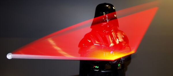 Darth Vader con su espada láser de Star Wars - Sputnik Mundo