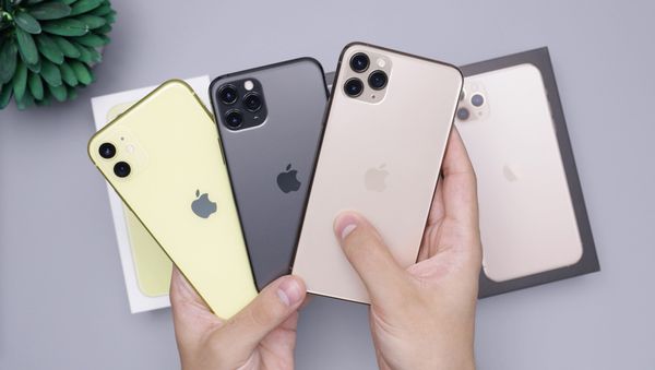 Una persona sostiene varios iPhones Una persona sostiene varios iPhones - Sputnik Mundo