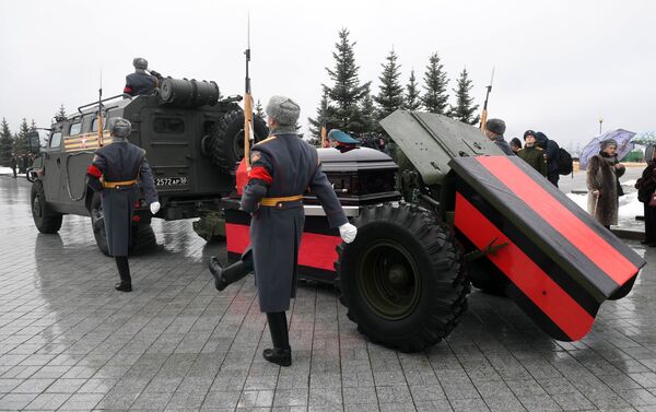 La ceremonia de entierro del mariscal ruso Dmitri Yázov - Sputnik Mundo