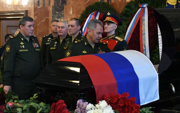 El ministro de Defensa de Rusia, Serguéi Shoigú, junto al ataúd del mariscal Yázov - Sputnik Mundo
