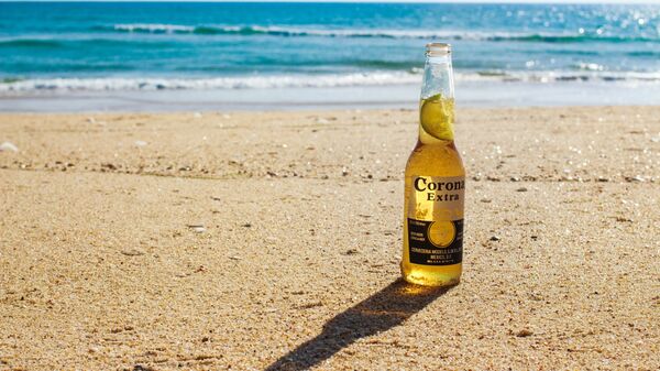 Una botella de cerveza Corona (imagen referencial) - Sputnik Mundo