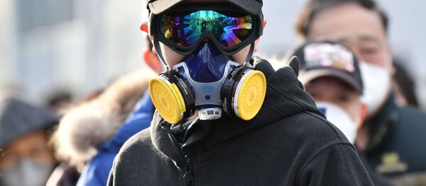 Hombre surcoreano con una mascara cerca de la oficina de Shincheonji en Daegu - Sputnik Mundo