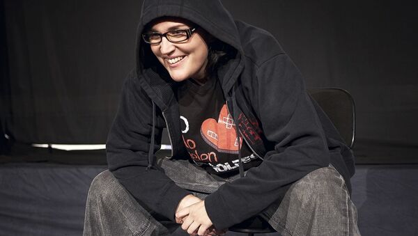 Víctima de maltrato: La violencia de la pareja puede ser invisible, como el wifi - Sputnik Mundo