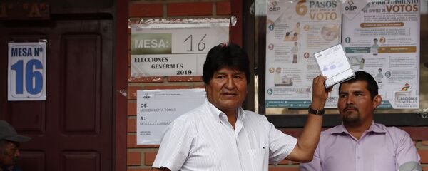Evo Morales votando durante las elecciones de octubre de 2019 en Bolivia (archivo) - Sputnik Mundo