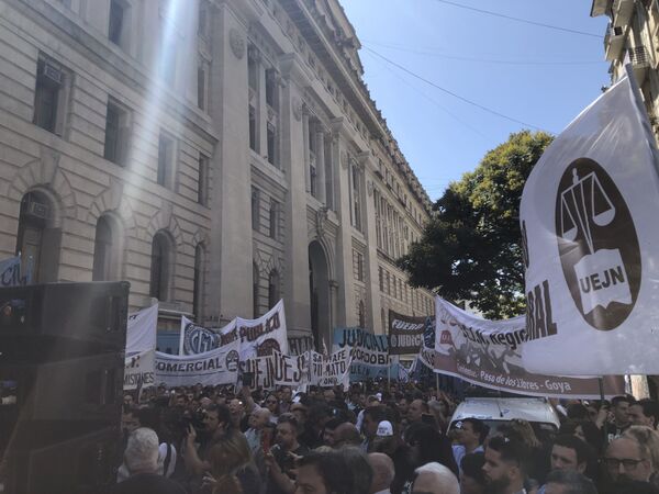 Pánico y locura en Argentina por ley que modificará las jubilaciones de privilegio - Sputnik Mundo