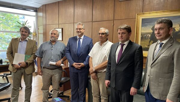 El jefe de Rosribolovstvo, Iliá Shestakov, y el ministro de Ganadería de Uruguay, Enzo Benech (segundo y tercero, respectivamente, por le derecha) - Sputnik Mundo