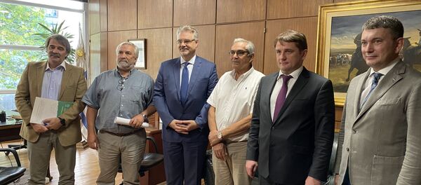 El jefe de Rosribolovstvo, Iliá Shestakov, y el ministro de Ganadería de Uruguay, Enzo Benech (segundo y tercero, respectivamente, por le derecha) El jefe de Rosribolovstvo, Iliá Shestakov, y el ministro de Ganadería de Uruguay, Enzo Benech (segundo y tercero, respectivamente, por le derecha) - Sputnik Mundo